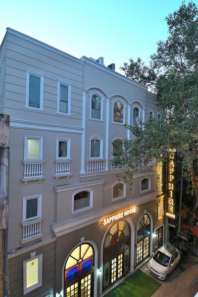 Hotel Sapphire House - 3 Mins Walk from Metro and 5 Mins from Rail Station