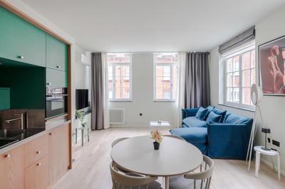 Designer 1BR Soho Apt - AC - Heart of West End