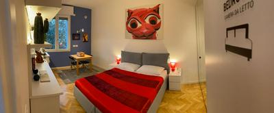 Tra le Torri B&B - Ampia stanza privata in appartamento con bagno privato accessibile da corridoio