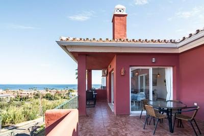 Spacious condo with Sea View, Walking distance to the Beach, Parking, Pool, WiFi