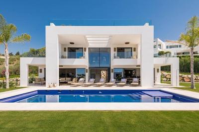Villa V - Chic 6-Bedroom Villa in Los Olivos, Marbella