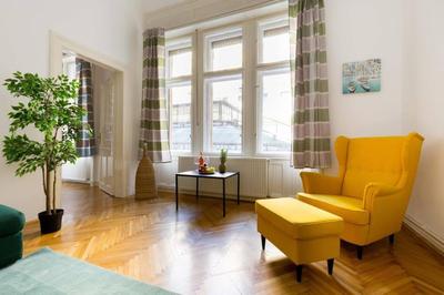 Hidden Gem 1 BR next to OPERA