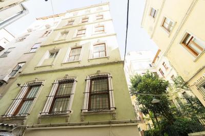 Apartment in the historical passage in Galata