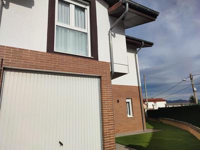 Chalet con amplio jardín