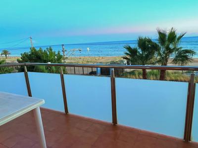 Apartamento con vistas al mar y piscina