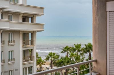 Brand New Apartment- Great location Seafront with pool access