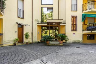 HOST4U - RELAIS VITTORIALE Cozy Apartment with Balcony in Gardone Riviera, Parking Included