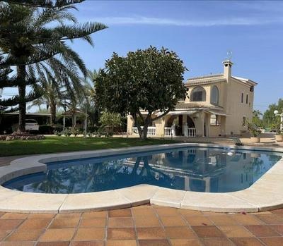 Villa Iluminada con chimenea, barbacoa y piscina cerca Playa
