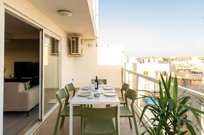 Modern 3BD Spacious Apartment with Terrace - Close to Yacht Marina