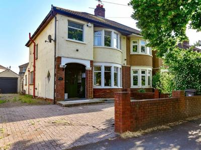 Stylish 3 Bed Home with Parking!