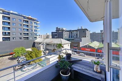 Charming 2 Bed Sea Point Retreat with Mountain Views