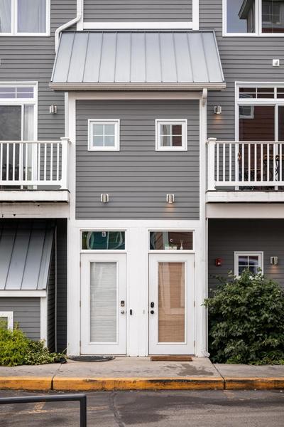 Midtown Modern - urban condo walkable to bars and beach