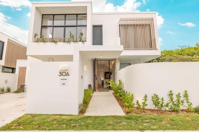 Cooee -Brand new with private pool 350m to beach!