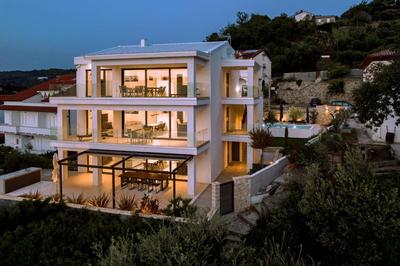 Villa Veronica with pool first line at sea