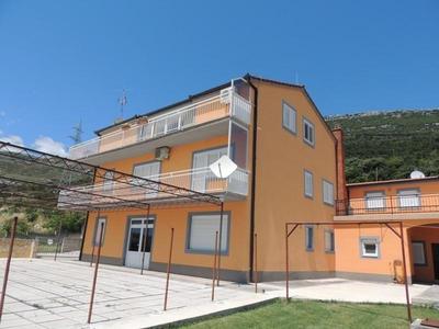 Apartments and rooms Niki 2