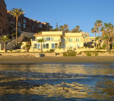 Espectacular Suite Privada a pie de playa y mar en CHALET ROQUETES