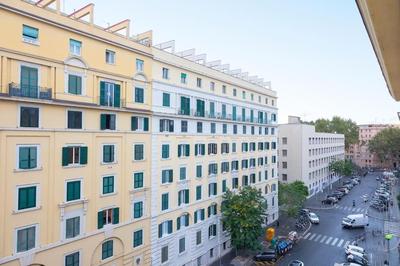 Elegant Roman Suite Near the Colosseum and Metro