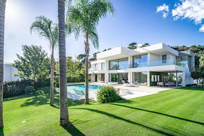 ELM2- Luxury, Modern Villa by Roomservices