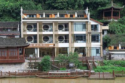 Moon River View Hotel