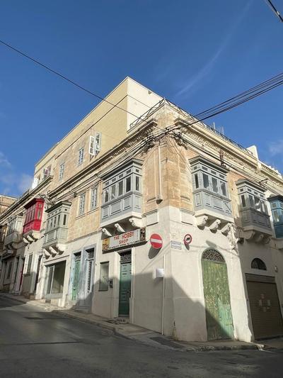 Sliema Cozy Townhouse with Rooftop View, Prime Spot