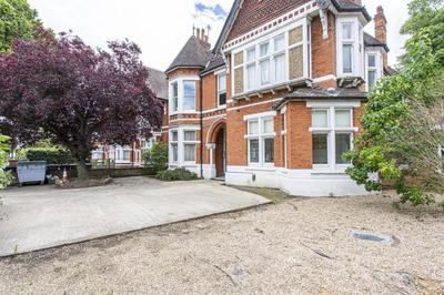 London Apartment- 4 Bedrooms-Garden and Parking