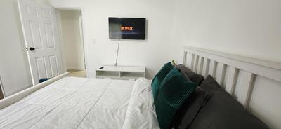 Perfect Location! Queen Room Near Malls, Dining & Stores!