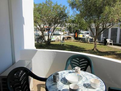 Planta Baja con Jardín, Amarre, y Parking en Zona Tranquila de Roses - ES-258-46