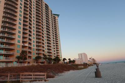 AQUA 1504 Beachfront condo with Free Beach Chairs