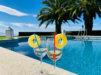 Dos villas y una amplia piscina!