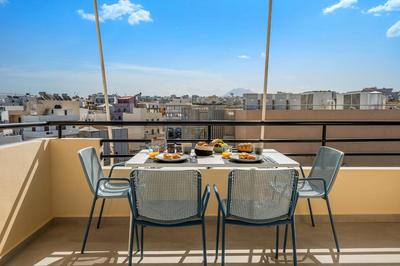 Porta Apt. - 2 bedroom penthouse + free parking!