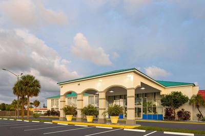 Days Inn & Suites by Wyndham Fort Pierce Midtown
