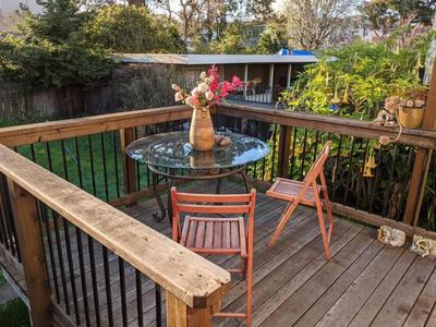 Relax in unpretentious peaceful and authentic house with public transportation cafes and U of Berkeley close by