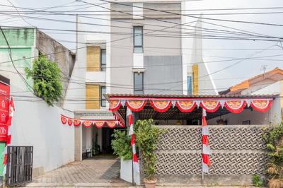 RedDoorz Plus Syariah near Mall Pondok Indah