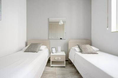 F12 Room 2, Private Room two single beds privated bathroom in shared Flat
