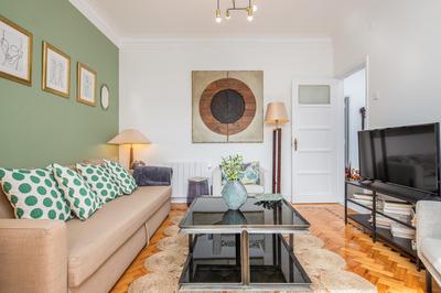 Classy 4BDR Apartment With Balcony