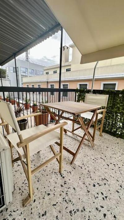 Comfy house w/terrace in center