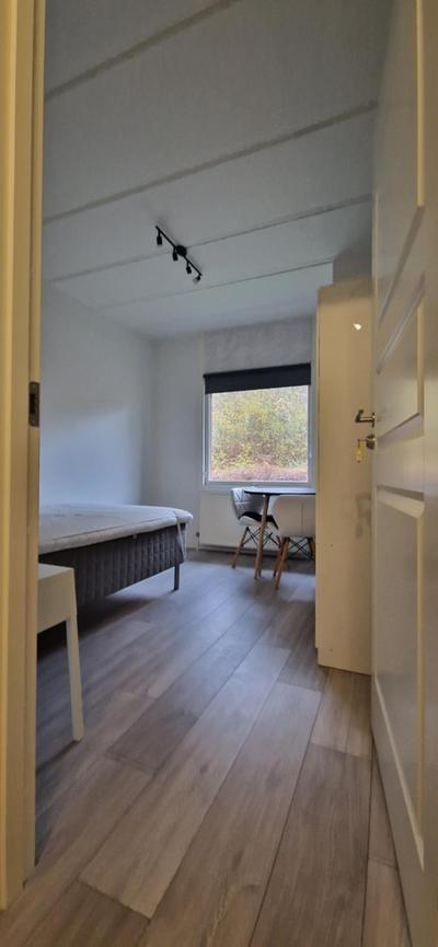 Enkeltværelse med fælles badeværelse