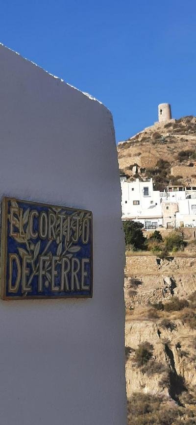 Cortijo Ferre, a los pies del castillo la Atalaya de Nijar
