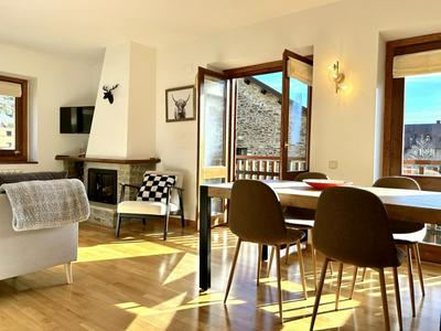 Apartament amb llar de foc i balcó amb vistes de la vall by RURAL D'ÀNEU