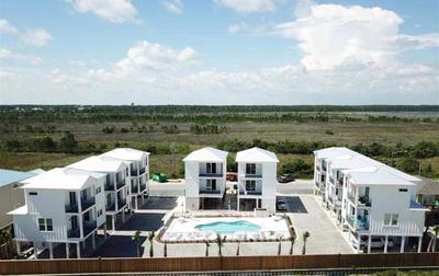2 Bedroom Dog Friendly Cottage with Bunks, Sleeps 10, Heated Outdoor Pool, Walk to Beach