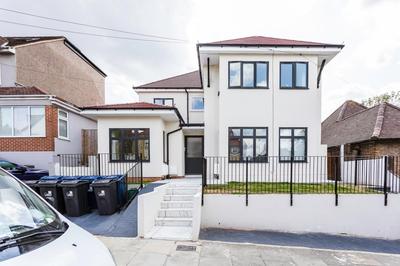 Stunning West London Garden flat 4bed 2 bath free parking 10 occupancy