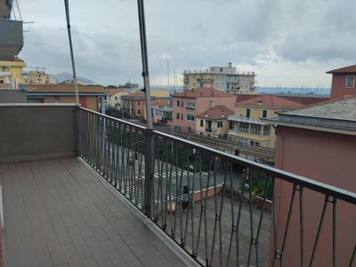 TRILOCALE LAVAGNA con box comoda al mare e negozi
