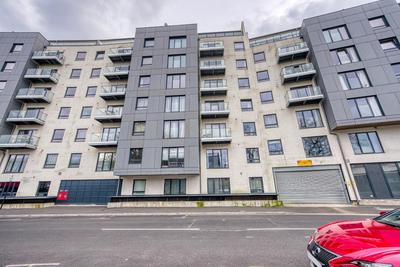 2-Bedroom Cosy, Spacious, & Modern City Apartment, Prime Location! Sleeps 6, Southampton Ocean Village - by Blue Puffin Stays