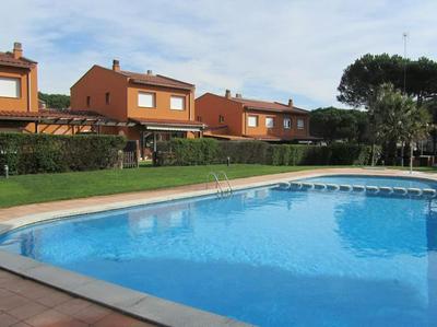 Casa con piscina a menos de 1 min de la playa. AA