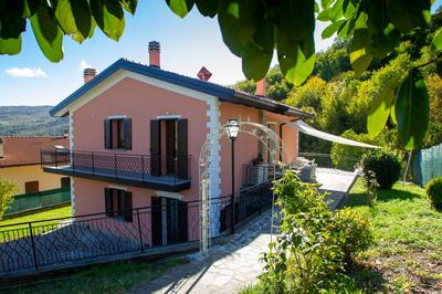 Villa Sumbilla, Modern, with sauna, heated jacuzzi near Tuscany
