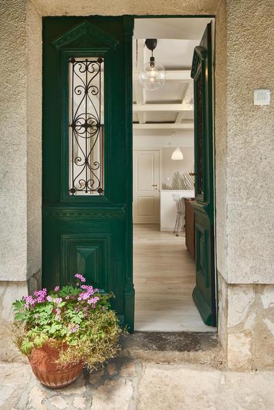 Secret Garden Apartment with private parking space