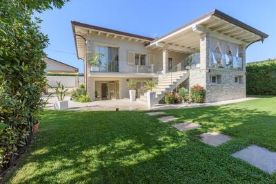 Villa Fiumetto by Mmega