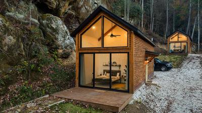 Cliff Hot Tub with Deck Fire Pit Mural and Pet Friendly