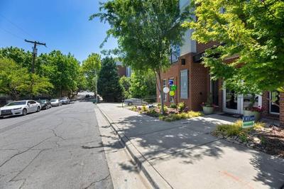 DT Charm Apt with Pool,Gym,Wine,WKSpace, Free Parking