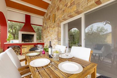 Red House Trget with Swimming Pool, Sauna and Jacuzzi